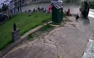 (影) 跟移民限制將解有關? 美德州收容所外汽車衝撞人群 釀8死9傷