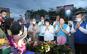 佛誕節力阿卡浴佛車踩街嘉年華 立委參選人排排站