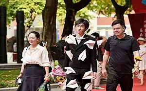 「我用愛國心買華為 他卻買LV」! 孟晚舟繼子18歲成人禮穿88.8萬套裝挨批