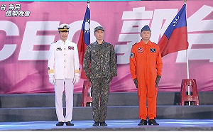 身穿「軍服」為郭台銘造勢站台 林靜儀質疑違法：造浪者恐變海嘯     