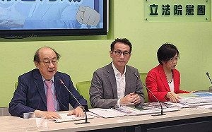 「政府擋疫苗是不實抹黑！」柯建銘批郭董為選舉邏輯錯亂