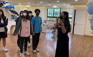 新北醒吾職場英語多元化 化身空姐體驗客艙服務