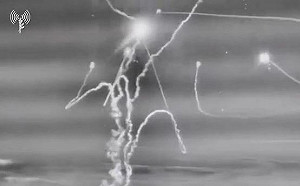 (影)不是「放煙火」！以巴徹夜駁火 「鐵穹」發威攔截270火箭彈