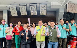 民進黨新北黨部發送康乃馨 何博文籲：一起向媽媽表達感恩心意