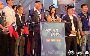 郭台銘台中造勢拳頭見血！大開支票：做不到清廉就罷免我！