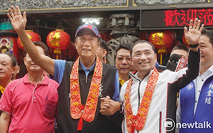 現場直擊》郭台銘、侯友宜合體媽祖誕辰祝禱 兩人互動肢體動作盡在不言中