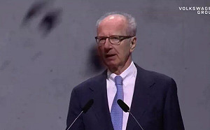 福斯汽車新疆設廠股東會被砸蛋糕 抗議女裸寫髒錢