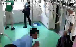 站中捷第一排！綠衣男1舉動成功躲死劫
