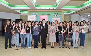 高市警局溫馨歡慶母親節   林炎田康乃馨贈女性同仁