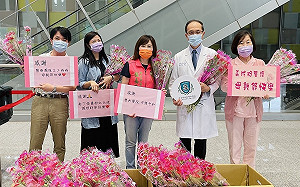 千束康乃馨感恩醫護媽媽們 守護新北市民健康