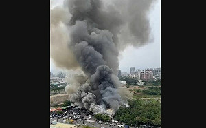 台中環保市場大火　濃煙、火光竄出