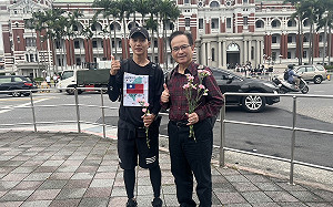 網紅阿鬧徒步環島進台北 蘇煥智總統府前接風洗塵　