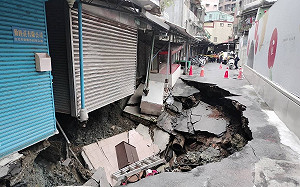 信義區突現「巨大天坑」！機車全遭吞沒 消防局緊急疏散鄰近住戶 