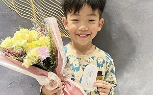 蔡桃貴母親節送手寫卡片！害羞笑容表白  網融化