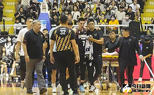 林書豪卡位被打中頭部　流血退場