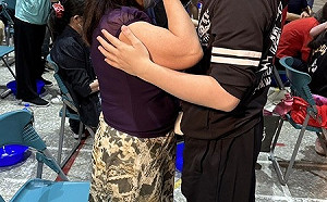 林金結舉辦土城母親節千人沐足活動 媽媽們感動落淚