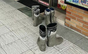 3工人脫水泥雨鞋進超商　超暖心意被讚暴