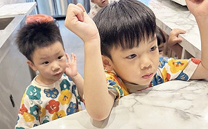 蔡桃貴、蔡波能當一日店長？網笑：確定不是去幫喝飲料嗎