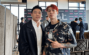拳賽記者會Toyz與館長「世紀大同框」！合照曝光網笑翻