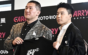 世紀大和解？館長直播穿Toyz「神秘禮物」嗨喊：裱框做紀念