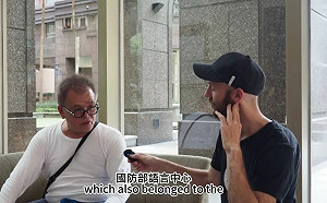 外國人遇白衣阿伯英文溜爆！身分起底超大咖