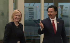 英國前首相特拉斯抵台 吳釗燮握手接機