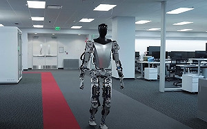 (影)特斯拉新影片光！Tesla Bot 機器人一年學會走路