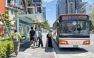 新北公車智慧站牌、候車亭讓逾八成六公車族有感
