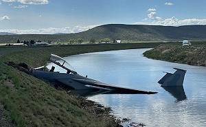 美F-15D戰機降落時衝出跑到栽進水溝 飛行員未彈射 自行爬出飛機