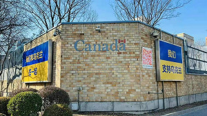 掛「我們支持烏克蘭」看板被中國要求移除  外國使館：不會改變政策