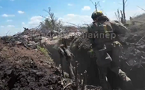 (影) 巴赫穆特壕溝打地鼠！ 敵人就在2米內 烏軍看到地洞先扔手榴彈