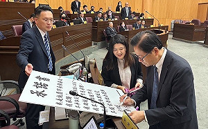 和侯友宜搭檔選2024？張善政簽名承諾：會把任期做完