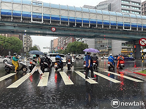 東北季風及華南水氣東移「4地大雨特報」北部濕涼 各地降雨機率高