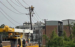 桃園凌晨大雨加雷擊 造成逾萬戶停電        