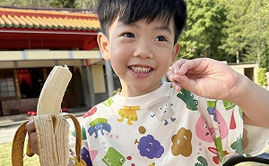 蔡桃貴褲子太大狂掉！「蹲馬步」跳舞網笑翻