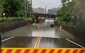 豪雨狂炸新竹多處慘淹！地下道淹成泳池 民眾受困車頂駭人畫面曝光