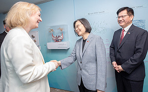 台灣還曾歡迎她! 英「最短命首相」傳要求向中出口軍武 專家：將用來攻台