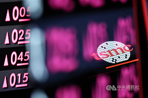 台股開低走高站上21800點 台積電登千元
