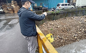 新北環保局迅速揪出水碓窠溪可疑洗衣泡泡來源