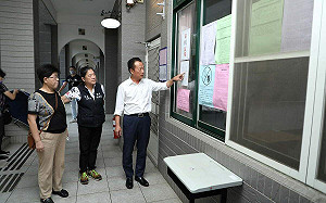 翁章梁視察民雄農工會考考場整備 預祝考生下筆如有神