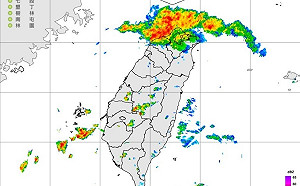 這頂帽子戴好久！對流胞滯留北部上空 網羨慕：南部也來一個吧