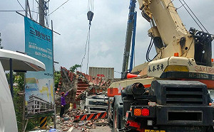 貨櫃車撞垮慶福寺牌樓！副駕駛遭壓慘死