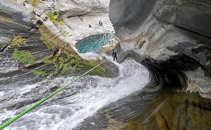 快訊》屏東大雨！飛龍瀑布10人溯溪團 1人疑似身亡4人失蹤