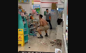 桃園半裸男大鬧超商！揮拳毆警打到腦震盪