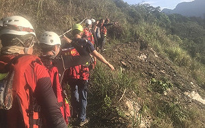 大雨受困屏東飛龍瀑布5人困峭壁全救出 4人遭沖走仍失聯