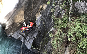 【更新】直升機救援飛龍瀑布5受困送台東豐年 49人警消分2組搜救4失聯