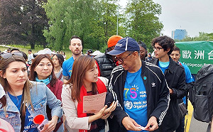 街頭嗆堵譚德塞！陳乃瑜送黑熊布偶 當面要求重視台灣2300萬人健康需求