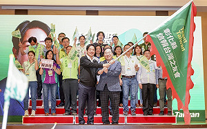 侯稱「台南人沒眼睛」 賴清德轟：侯友宜要道歉、謝龍介三鞠躬回台南面壁