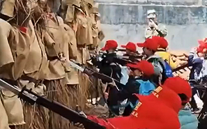 (影) 專刺下三路? 夠狠！ 湖南娃娃兵槍刺日軍稻草人 網譏 : 舉國玉碎?