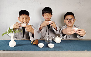 新北坪林茶博館可愛小茶人駐館奉茶 暖心服務會回甘！